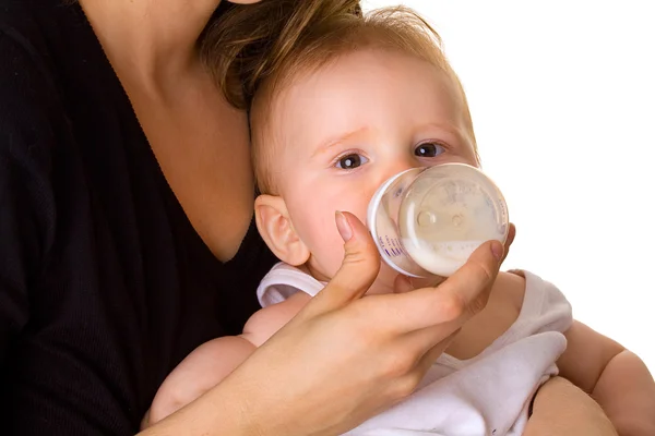 かわいい赤ちゃんの牛乳を飲む — ストック写真