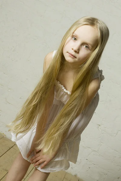 Chica adolescente modelo de moda con el pelo largo y rubio - belleza natural —  Fotos de Stock
