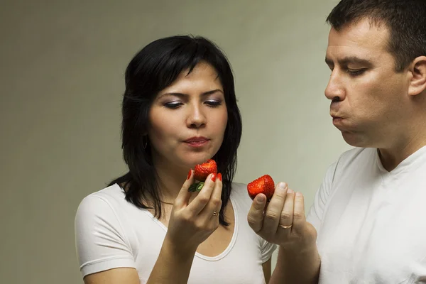 Férfi és nő enni piros eper — Stock Fotó