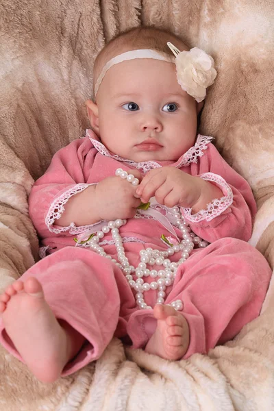 穿着粉红连衣裙的可爱女婴 — 图库照片