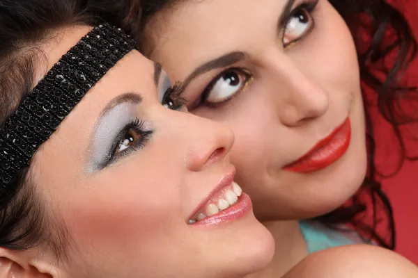 Modelos de moda con maquillaje de escenario y sonrisas de dientes de cerca —  Fotos de Stock
