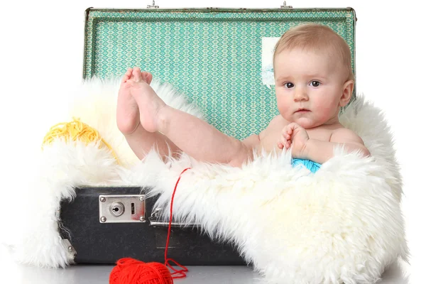 Kis baba elszigetelt fehér vintage bőrönd — Stock Fotó