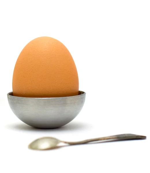Brązowy jajko na śniadanie na białym tle — Zdjęcie stockowe