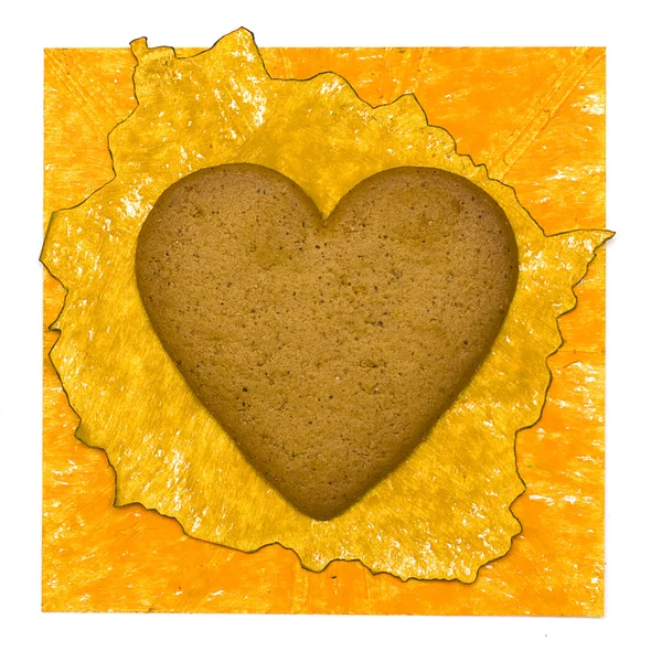 黄色纸张背景用 cookie 的心 — 图库照片