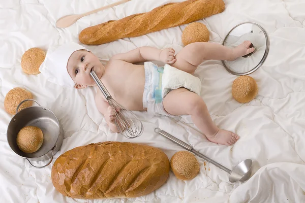 Bebê, baguetes francesas e utensílios de cozinha — Fotografia de Stock
