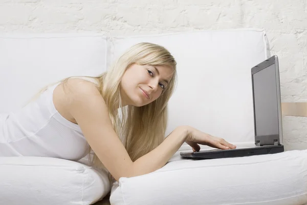 Piękna kobieta uśmiechający się z laptopa — Zdjęcie stockowe