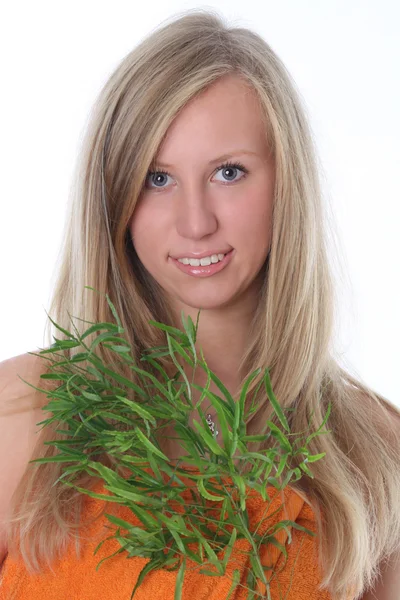 Schöne junge Frau mit grünen Blättern isoliert auf weiß — Stockfoto