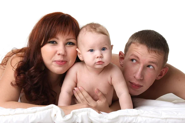 Mladý, usměvavý rodiny na bílém pozadí — Stock fotografie