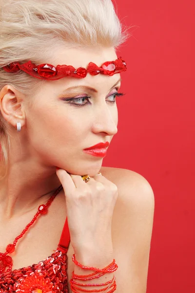 Schöne Frauen träumen auf rotem Hintergrund — Stockfoto