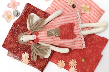 Tekstil el yapımı oyuncak bebek ve dikiş aksesuarları