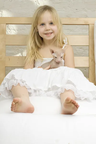 Yavru kedi ile neşeli küçük kız — Stok fotoğraf
