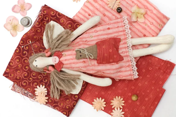 Muñeca textil hecha a mano y accesorio de costura — Foto de Stock