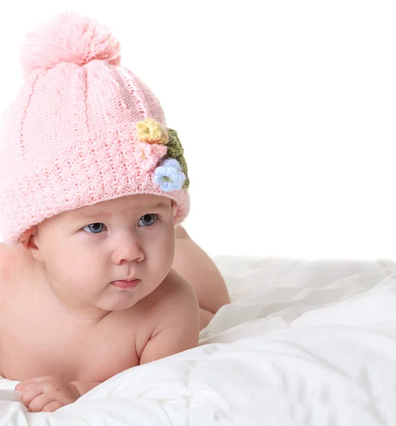 Μωρό στο πλεκτό καπέλο που απομονώνονται σε λευκό — Φωτογραφία Αρχείου