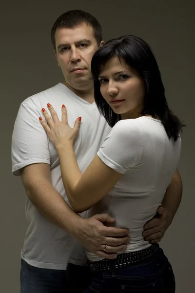 Γυναίκα και άντρας σε γκρίζο φόντο — Φωτογραφία Αρχείου