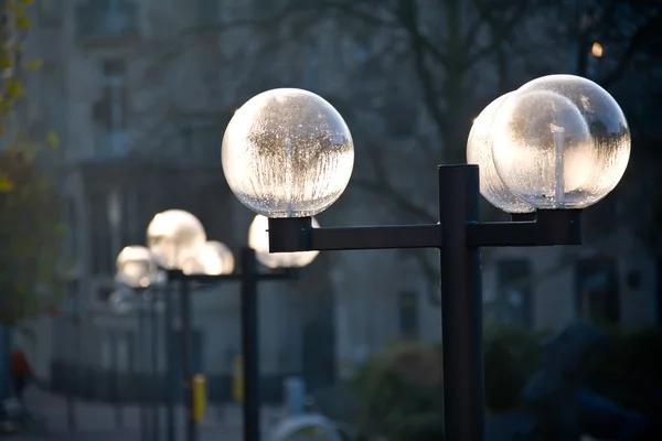 Lanterne stradali in un parco — Foto Stock