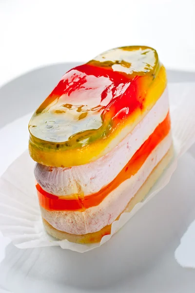 Фруктовый желейный торт на тарелке — стоковое фото