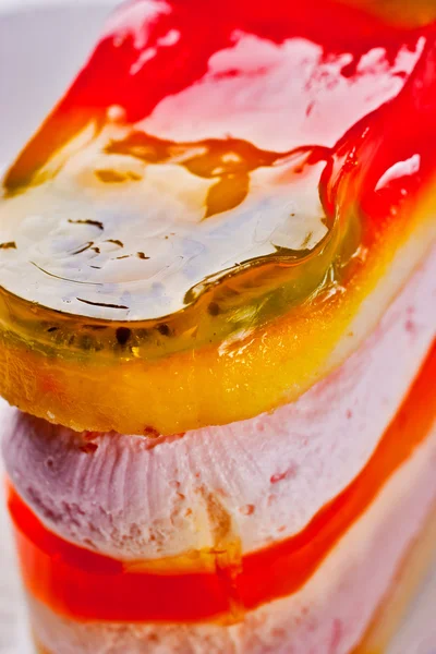 접시에 과일 젤리 케이크의 매크로 — 스톡 사진