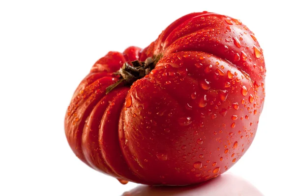 Große rote Tomate isoliert über weiße — Stockfoto