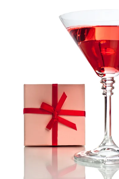 Red cocktail with gift box — Stock Photo, Image