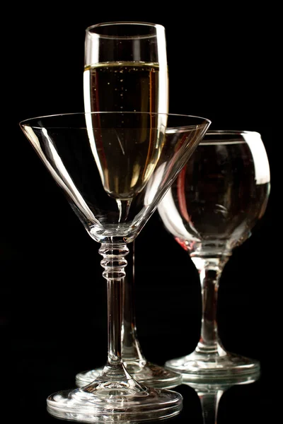 孤立在黑色的香槟、 葡萄酒和马蒂尼眼镜 — 图库照片
