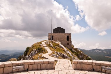 Njegu? Jezerski vrh üst kısmında Türbesi