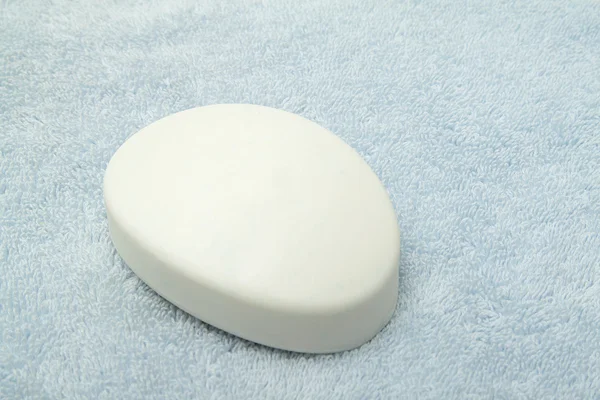 Weiße Seife auf einem Handtuch — Stockfoto