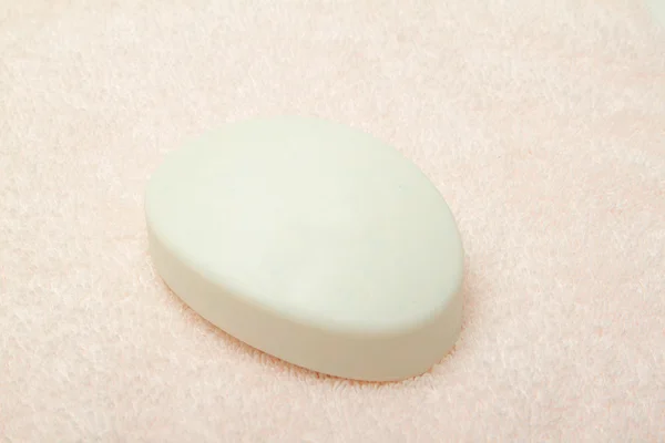 白色肥皂栏上轻粉红浴巾 — 图库照片