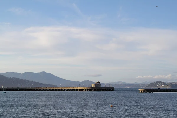 同一个码头和背景上的山海景 — 图库照片
