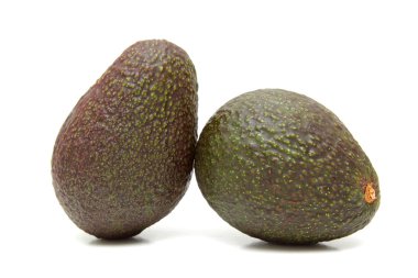 twee avocado's geïsoleerd op de witte achtergrond