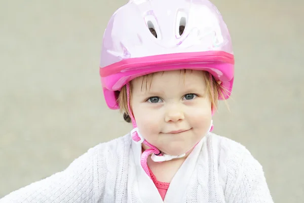 ヘルメットを持つ少女 ロイヤリティフリーのストック写真