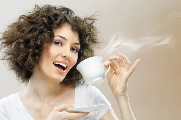 Vrouw Met Een Aromatische Koffie Handen — Stockfoto