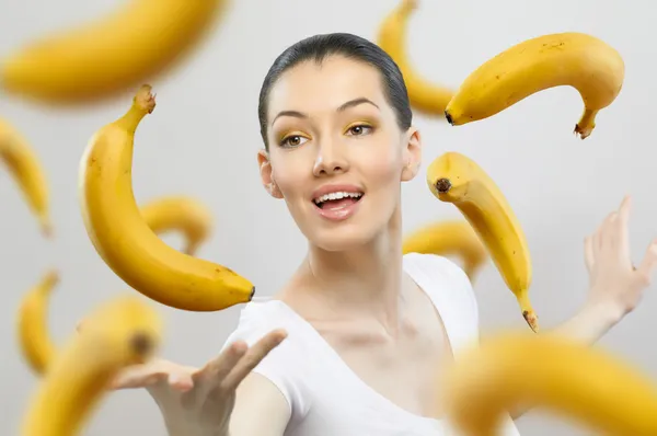 熟した黄色のバナナを持つ少女 — ストック写真