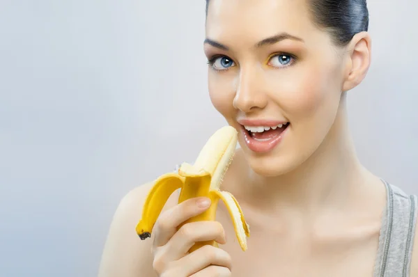 Dziewczyna Dojrzały Banan Żółty — Zdjęcie stockowe