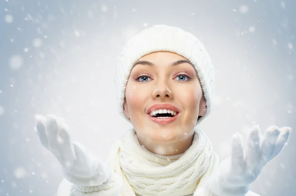 Eine Schönheit Mädchen Auf Dem Schnee Hintergrund — Stockfoto