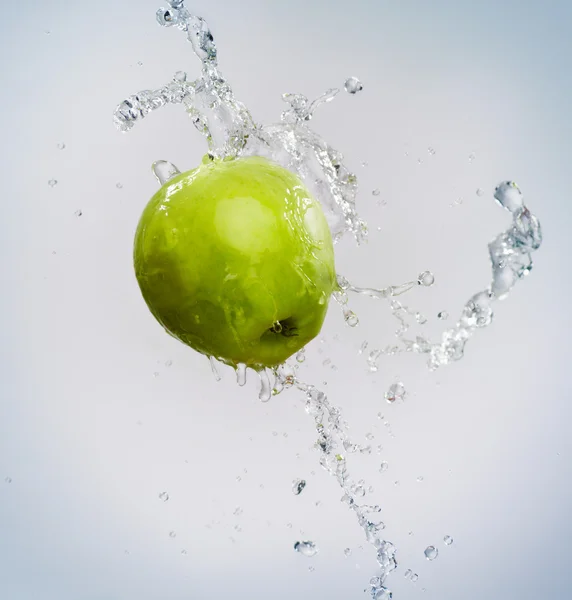 Πράσινο Μήλο Ζουμερά Στο Μπλε Φόντο — Φωτογραφία Αρχείου