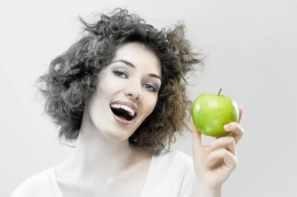 Una Hermosa Chica Delgada Comiendo Manzana Verde — Foto de Stock