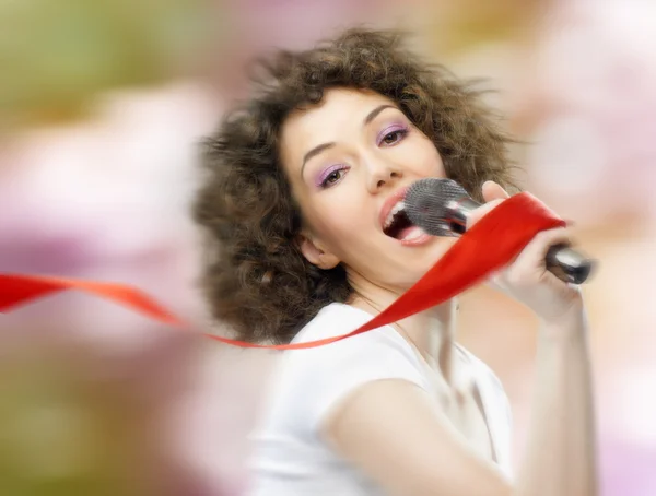 Όμορφο Κορίτσι Τραγουδώντας Στο Πάρτι Γλέντι — Φωτογραφία Αρχείου