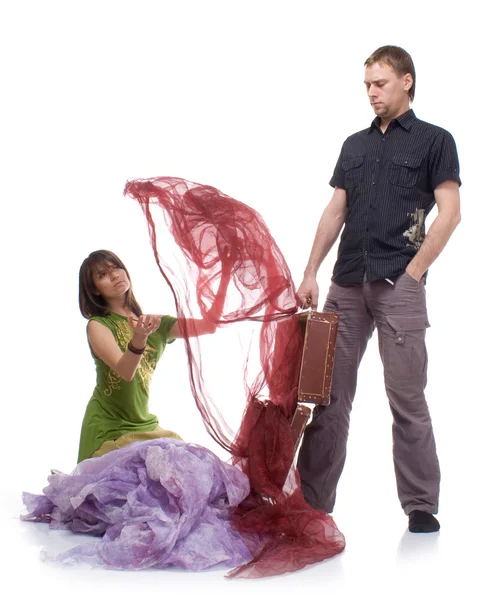 Pojke och flicka med resväska — Stockfoto