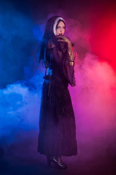 烟雾背景的哥特式女孩 — 图库照片