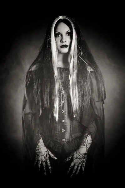 Gothic Girl auf Rauch Hintergrund — Stockfoto
