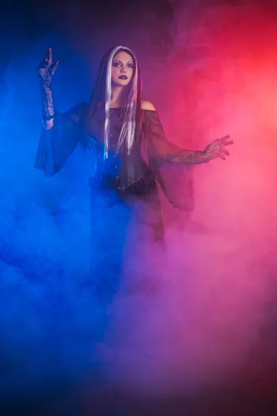 Menina gótica no fundo de fumaça — Fotografia de Stock