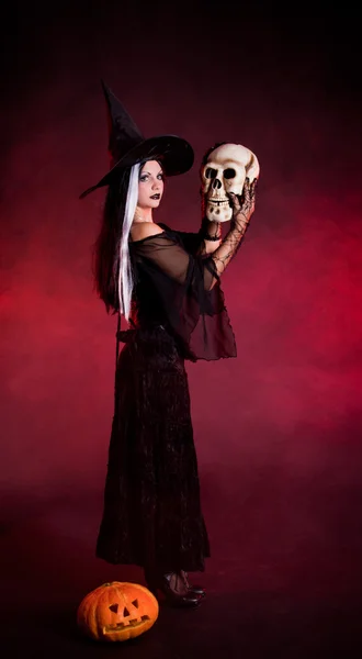 万圣节女巫与头骨和南瓜 — 图库照片