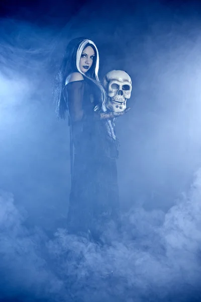 万圣节女巫与头骨在黑色的背景 — 图库照片