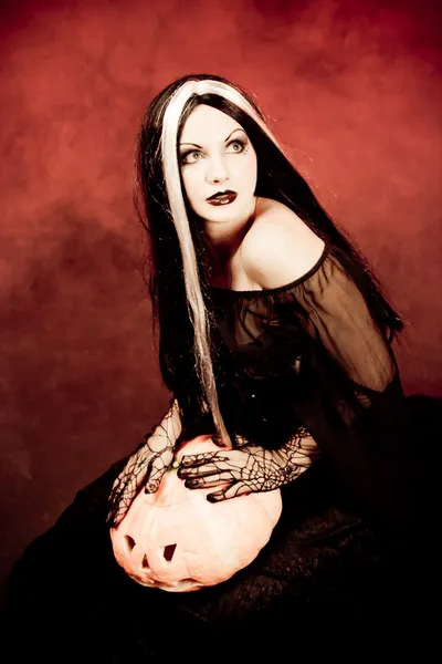 Porträt Halloween-Hexe mit einem Kürbis. — Stockfoto