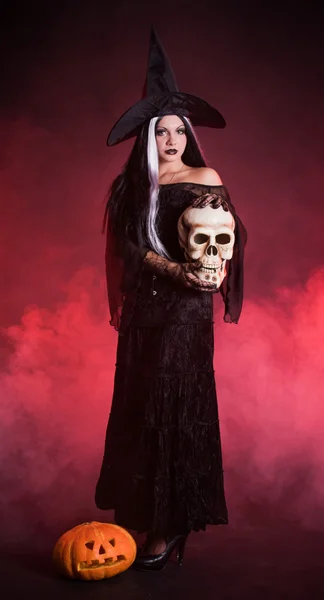 Halloween-Hexe mit Totenkopf und Kürbis — Stockfoto