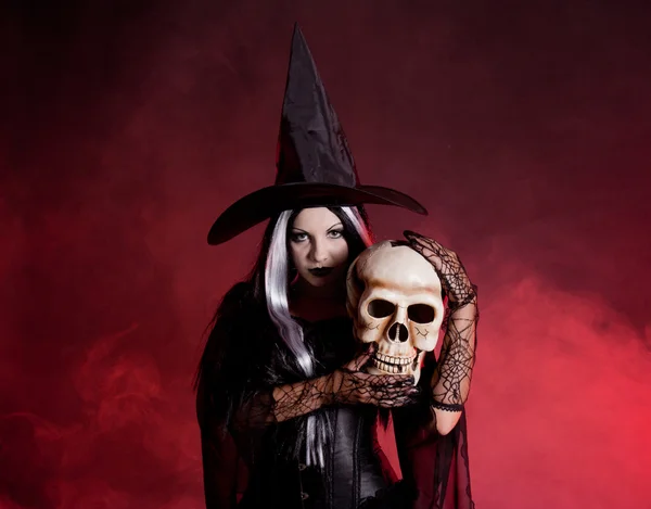 Sorcière d'Halloween avec un crâne — Photo