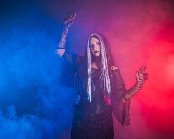 Gothic κορίτσι σε κόκκινο-μπλε φόντο καπνού — Φωτογραφία Αρχείου