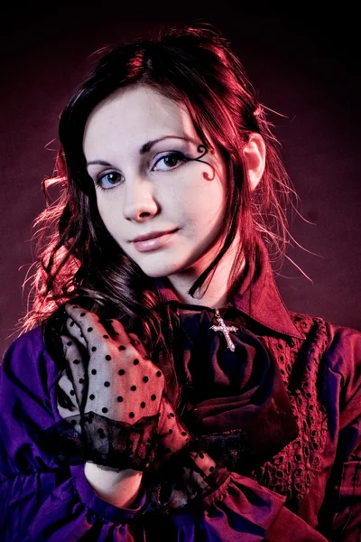 Retrato de uma menina gótica em um backgorund cinza — Fotografia de Stock