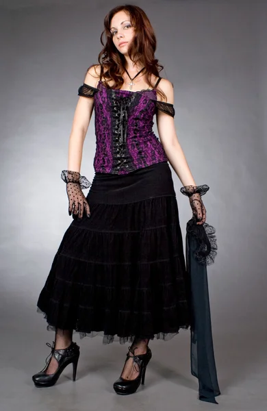 Ritratto di ragazza gotica in un corsetto in piena crescita — Foto Stock