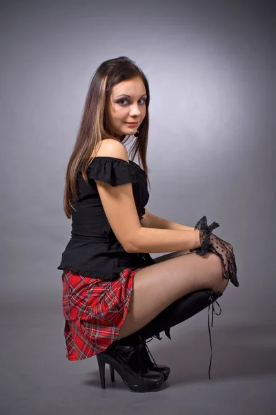 Portret Gocki dziewczyna na szarym tle. — Zdjęcie stockowe